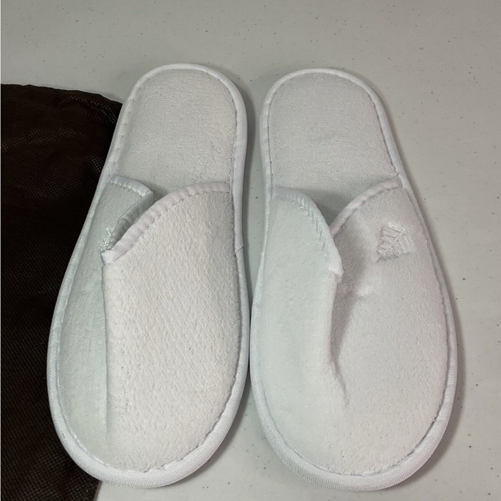 NWT Four Season White Slippers Size Large